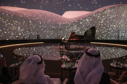 خالد بن محمد بن زايد يشهد افتتاح متحف "تيم لاب فينومينا أبوظبي" للفنون الرقمية.