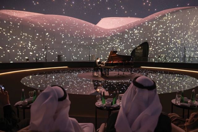 خالد بن محمد بن زايد يشهد افتتاح متحف "تيم لاب فينومينا أبوظبي" للفنون الرقمية.