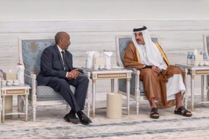 البرهان يصل الدوحة ويلتقي أمير دولة قطر