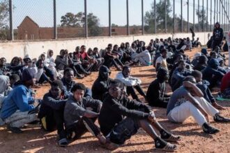 مهاجرون سودانيون محتجزون بليبيا في أوضاع مأساوية ومنظمة طوعية تطلق إغاثة!!
