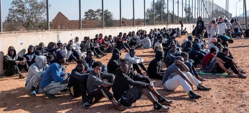 مهاجرون سودانيون محتجزون بليبيا في أوضاع مأساوية ومنظمة طوعية تطلق إغاثة!!