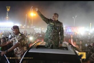 البرهان يكرر مفاجآته.. ويباغت المواطنين بزيارة لساحة المولد بأمدرمان 