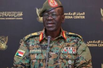 وزير الدفاع يشدد على التزام القوات بقوانين المؤسسة العسكرية 