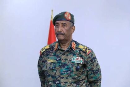 انهيار مستمر وقفزة قياسية للدولار.. البرهان يتحرك لإحتواء الأزمة الإقتصادية !!
