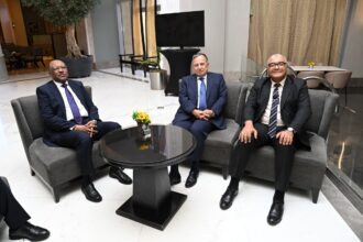 وصول الأمين العام لجامعة الدول العربية إلى الخرطوم.. هذه أبرز الملفات المطروحة