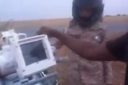 بالفيديو | العثور على أجهزة طبية متطورة منهوبة وملقاة في العراء!