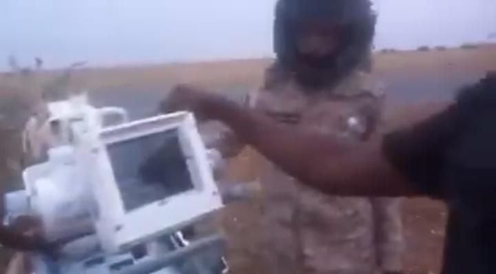 بالفيديو | العثور على أجهزة طبية متطورة منهوبة وملقاة في العراء!